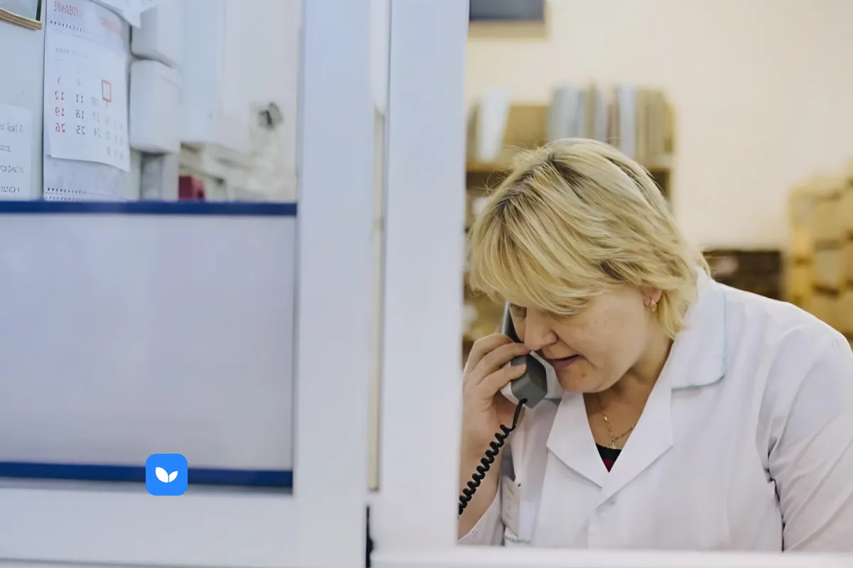 Врач говорит по телефону